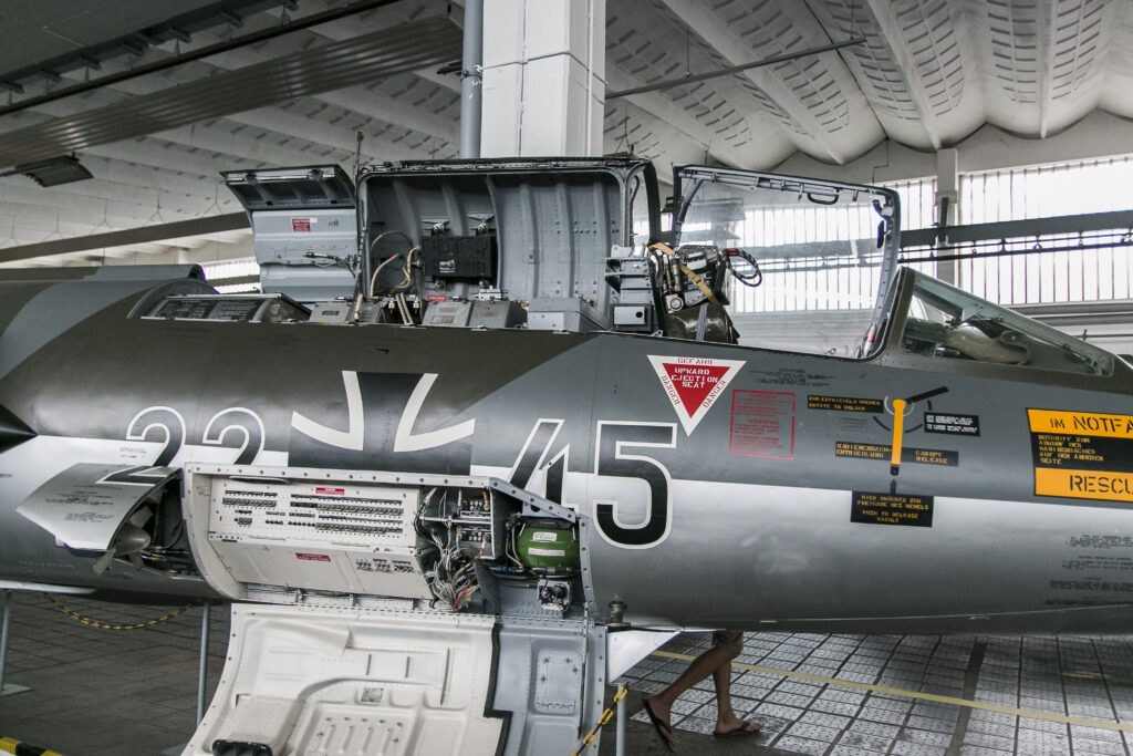 Seitenaufnahme eines Flugzeuges im Museum.